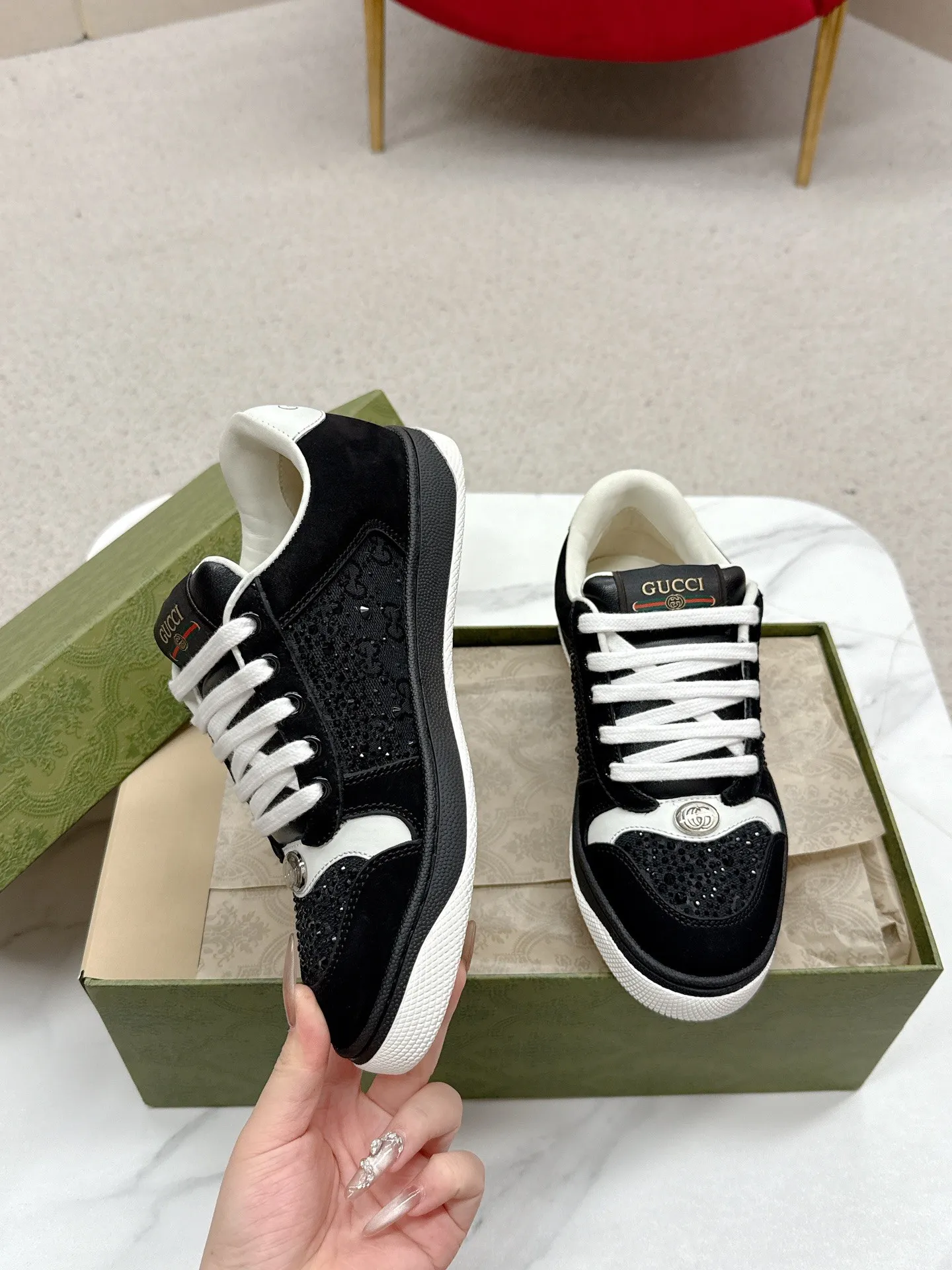 👟👟Ex-factory price 480👟👟 Women's Shoes Women's Clothes Women's Shoes Women's Clothes Women's Shoes Women's Clothes Gucci——Purchase version GG series distressed dirty shoes-hot style is coming! 9 times out of 10 sales, you will definitely get the money. Ready stock! Spot goods! Spot goods! New colors added - the ultimate version on the market! Purchase the original version and develop it... fabric, material, outsole, and details can be compared at will! Open-mold Swarovski one-to-one replica rhinestone chain...Metal cherry pendant...Metal double G crystal cylindrical mark...Gucci original customized narrow webbing...Super flash series - flash diamond chain. The cherry decoration is detachable and can be changed into two to match with each other to show your personality. Exclusive color-brushed cowhide fabric. Hand-made distressed is very textured and has a sense of luxury! The details of the workmanship can be seen in the drawings, and no line is missed. The original terry cloth is delicate, soft and more comfortable and breathable. The privately stamped two-color original TPU outsole (lower layer is wider, upper layer is narrower). Matching packaging⭐️ Size: Female 35-40 (Female 41)